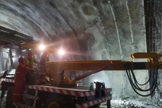 龙城高速茶洞隧道建设使用低净空手拉葫芦