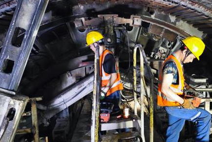 天山胜利隧道建设使用低净空倒链