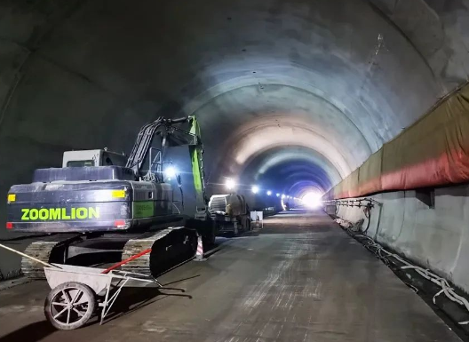 宣会高速隧道建设使用低净空倒链